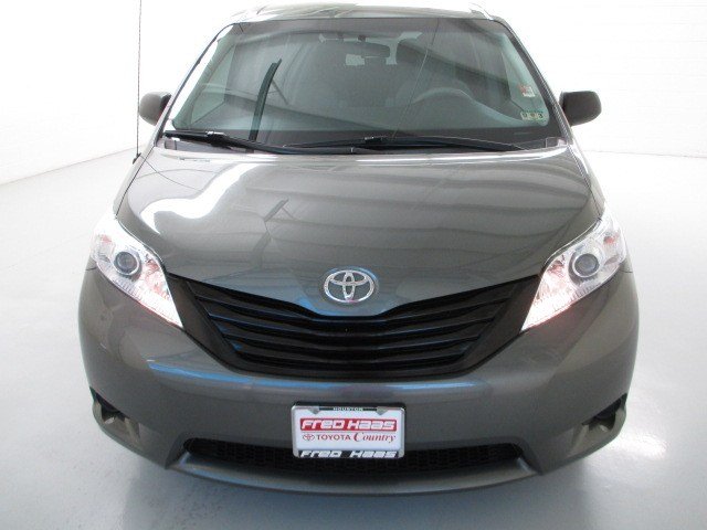 Toyota Sienna 2011 photo 1