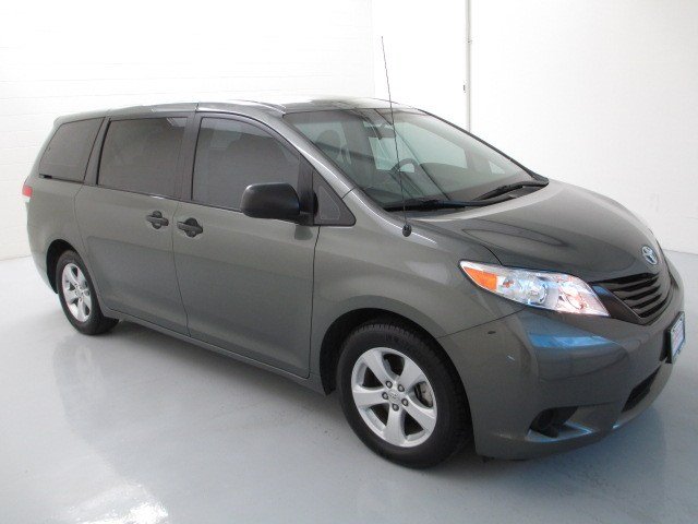 Toyota Sienna 2011 photo 2