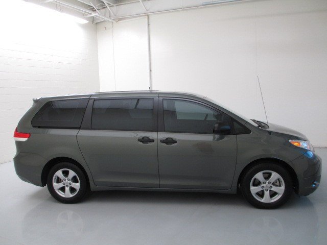 Toyota Sienna 2011 photo 3