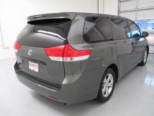 Toyota Sienna 2011 photo 4
