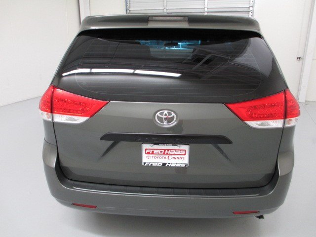 Toyota Sienna 2011 photo 5