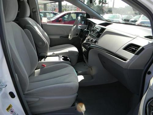 Toyota Sienna 2011 photo 3