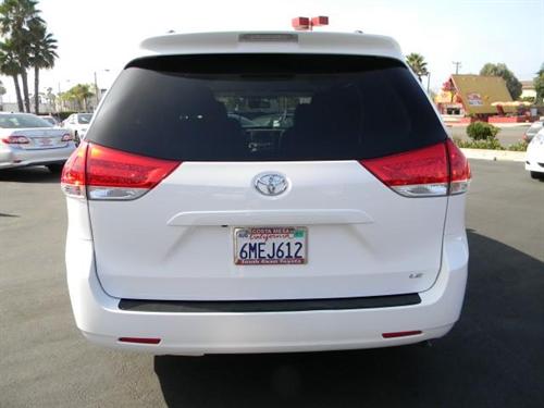 Toyota Sienna 2011 photo 4