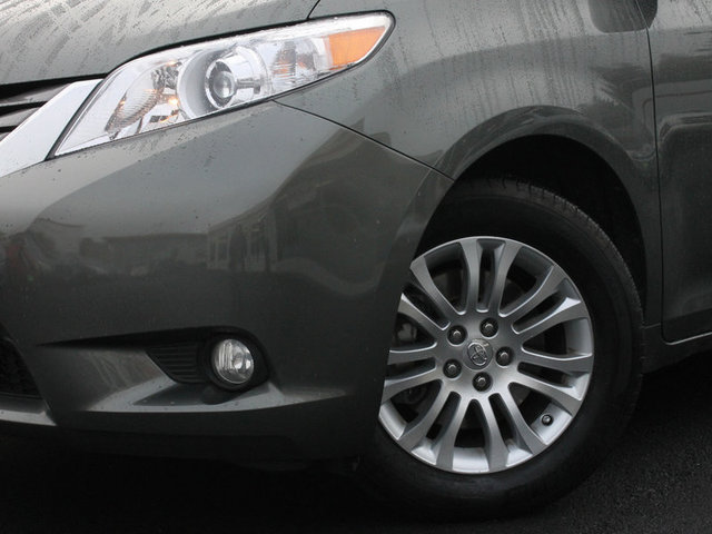 Toyota Sienna 2011 photo 1