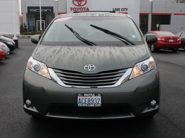 Toyota Sienna 2011 photo 2