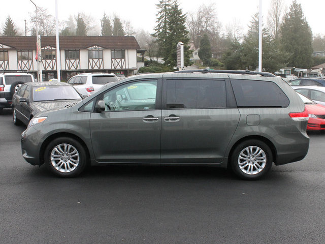 Toyota Sienna 2011 photo 3