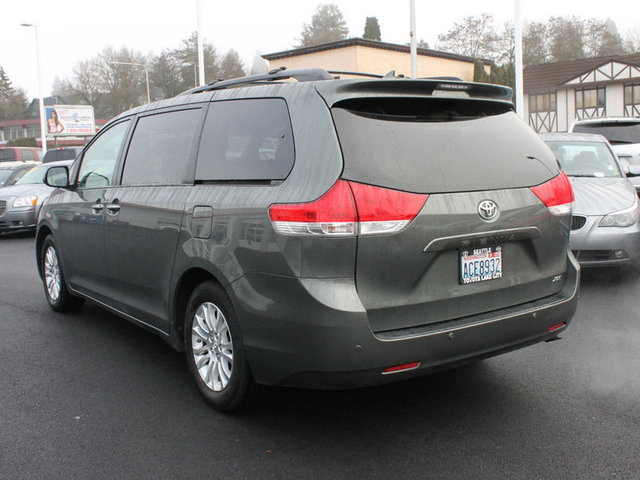 Toyota Sienna 2011 photo 4