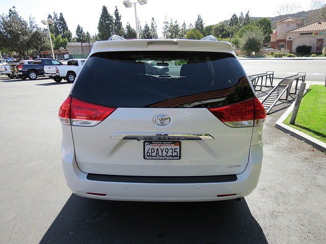 Toyota Sienna 2011 photo 3