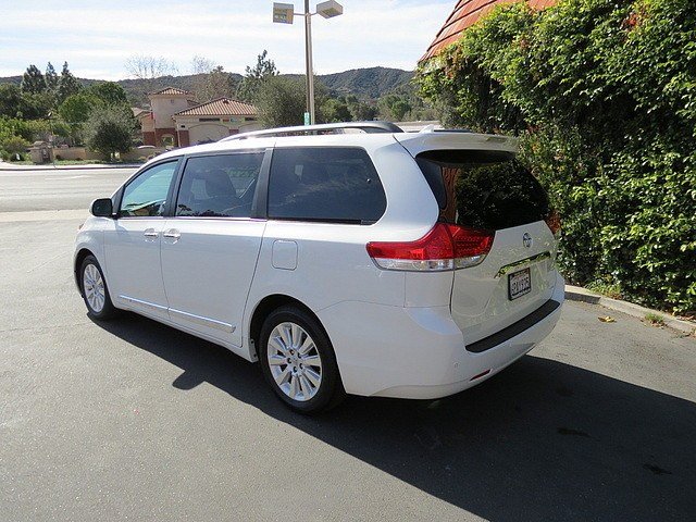 Toyota Sienna 2011 photo 2