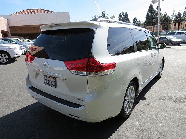 Toyota Sienna 2011 photo 4