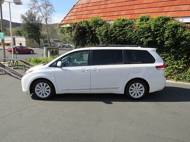 Toyota Sienna 2011 photo 1