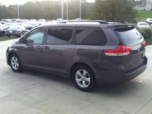 Toyota Sienna 2011 photo 2