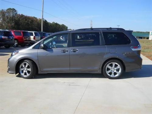 Toyota Sienna 2011 photo 2