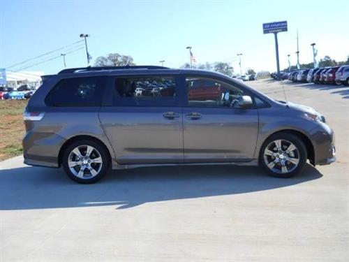 Toyota Sienna 2011 photo 3