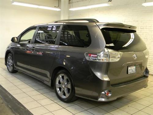 Toyota Sienna 2011 photo 2