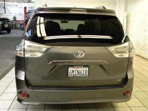 Toyota Sienna 2011 photo 3