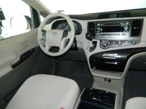 Toyota Sienna 2011 photo 3