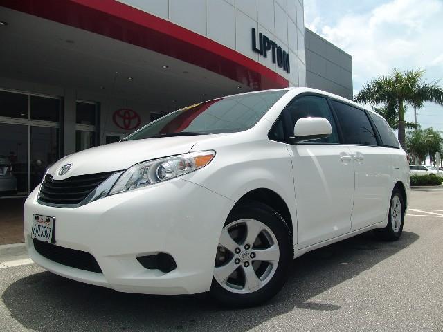 Toyota Sienna 2011 photo 1