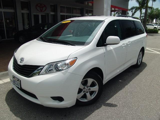 Toyota Sienna 2011 photo 2