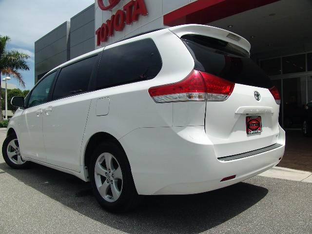 Toyota Sienna 2011 photo 3
