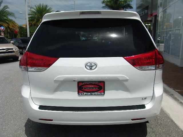 Toyota Sienna 2011 photo 4