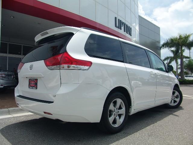 Toyota Sienna 2011 photo 5