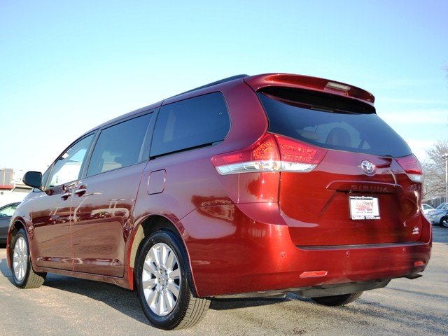 Toyota Sienna 2011 photo 2