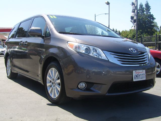 Toyota Sienna 2011 photo 1