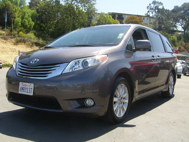 Toyota Sienna 2011 photo 2