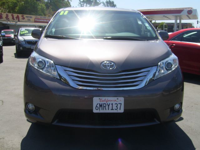 Toyota Sienna 2011 photo 3