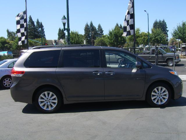 Toyota Sienna 2011 photo 4