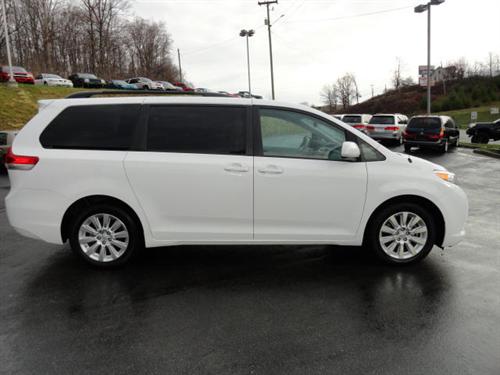 Toyota Sienna 2011 photo 1