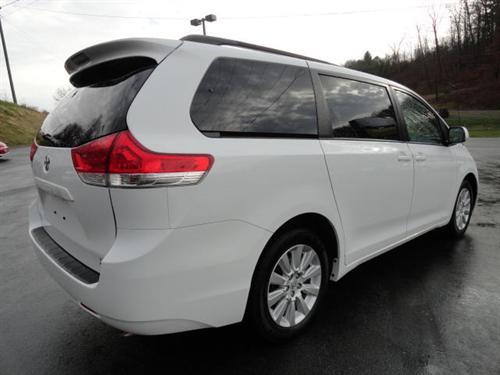 Toyota Sienna 2011 photo 2