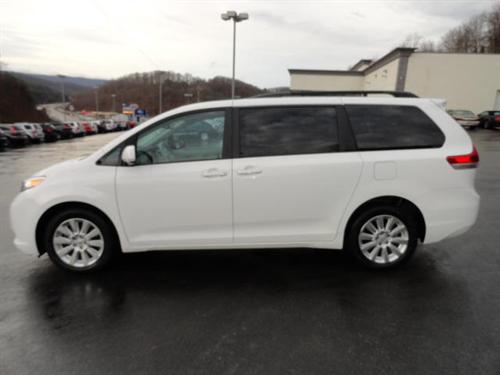 Toyota Sienna 2011 photo 4