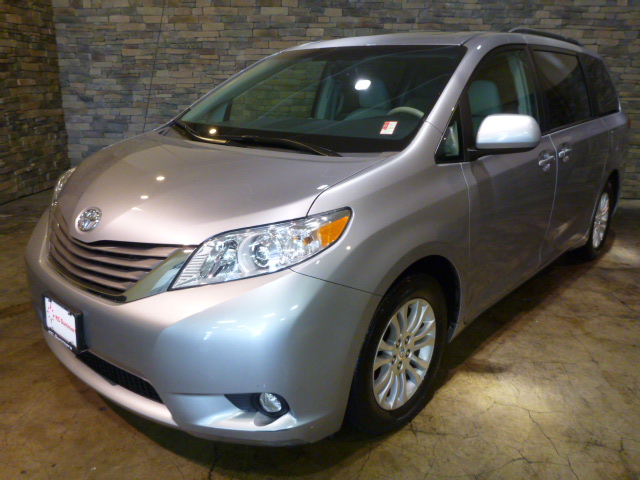 Toyota Sienna 2011 photo 2