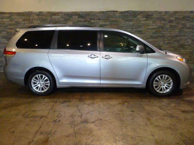 Toyota Sienna 2011 photo 3