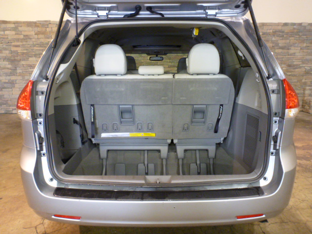 Toyota Sienna 2011 photo 4