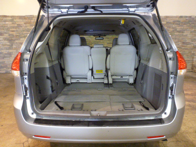 Toyota Sienna 2011 photo 5