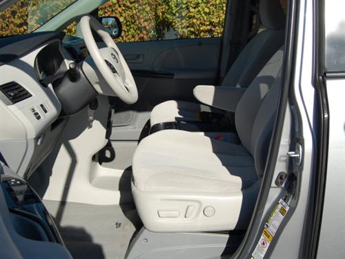 Toyota Sienna 2011 photo 2