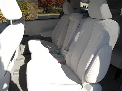 Toyota Sienna 2011 photo 3
