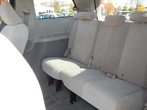 Toyota Sienna 2011 photo 4