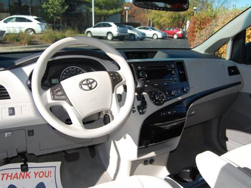 Toyota Sienna 2011 photo 5