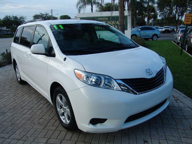 Toyota Sienna 2011 photo 1