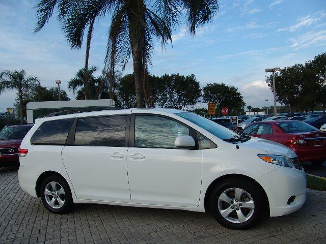 Toyota Sienna 2011 photo 2