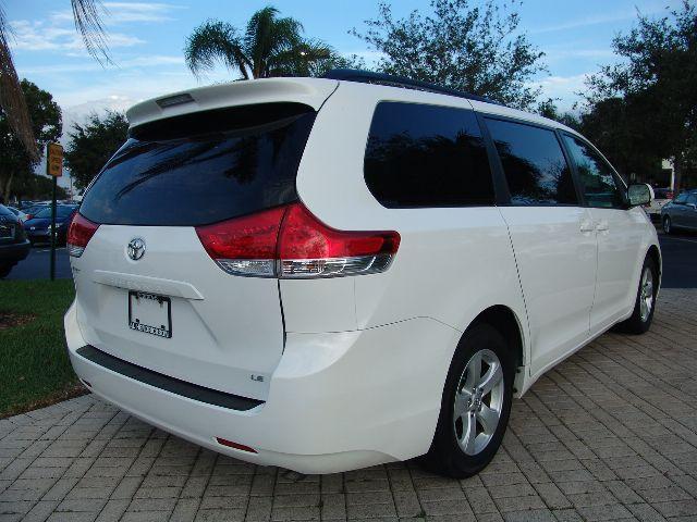 Toyota Sienna 2011 photo 3