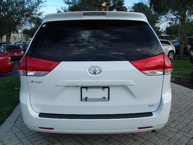 Toyota Sienna 2011 photo 4