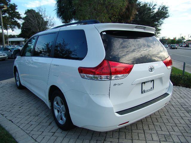 Toyota Sienna 2011 photo 5