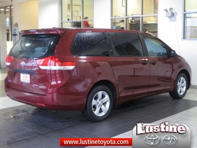 Toyota Sienna 2011 photo 3