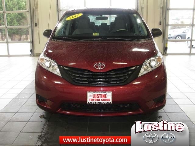Toyota Sienna 2011 photo 1