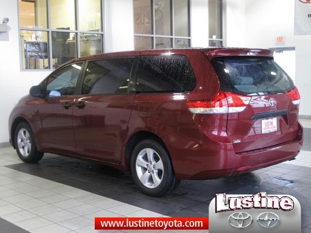 Toyota Sienna 2011 photo 5
